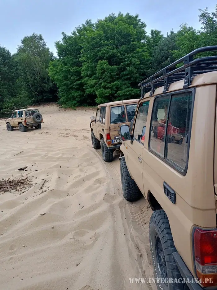 Uczestnicy szkolenia offroad pokonują przeszkody terenowe podczas eventu firmowego