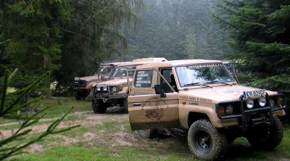 Toyota Land Cruiser pokonuje błotnistą drogę terenową podczas szkolenia Integracja4x4