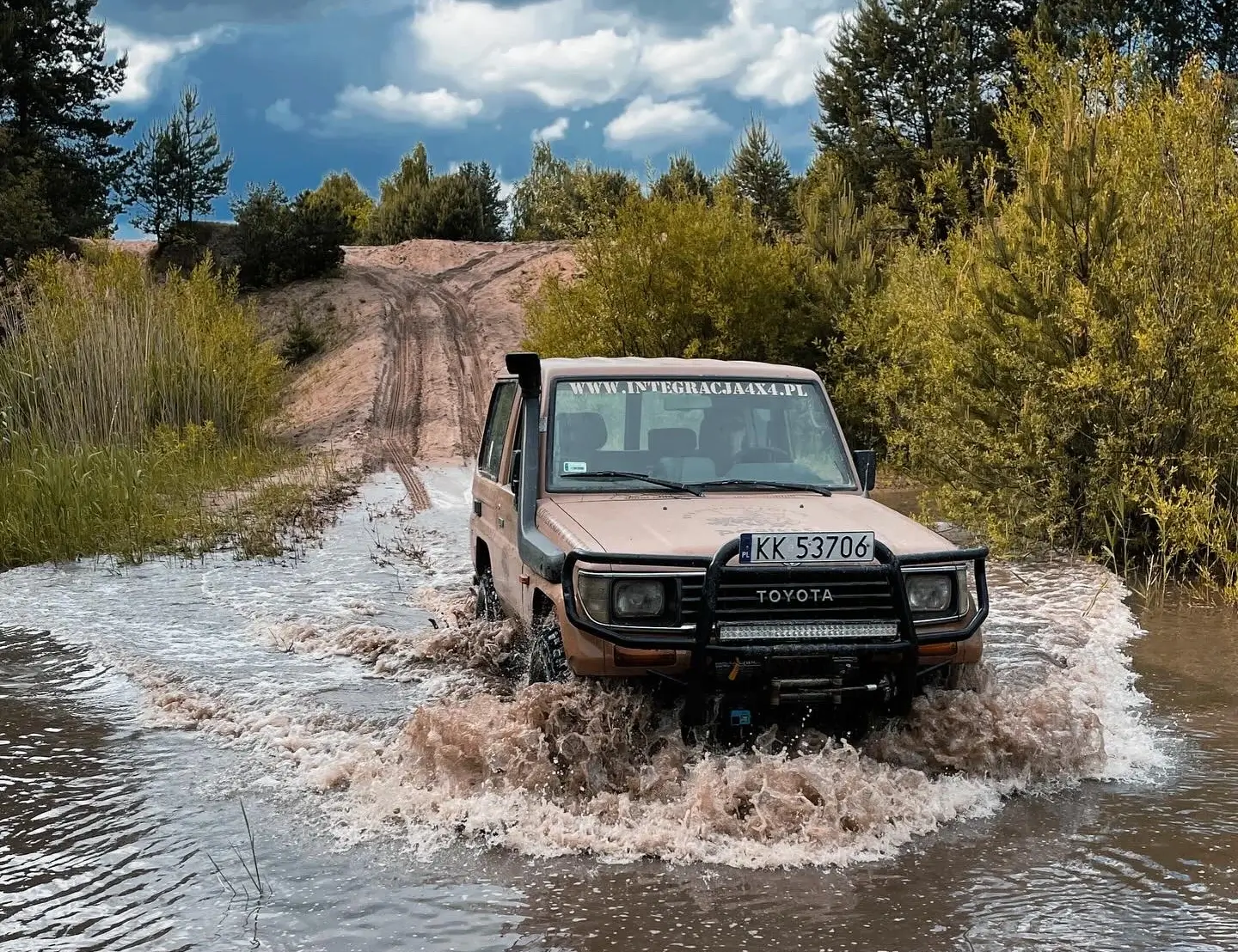 Pojazd 4x4 pokonuje strome podejście podczas szkolenia jazdy terenowej Integracja4x4
